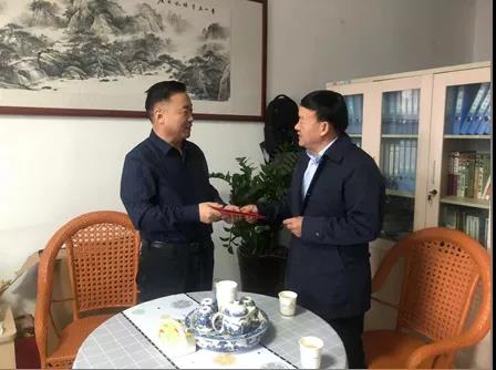 敦煌種業(yè)領(lǐng)導(dǎo)看望慰問公司老干部、老黨員及困難黨員職工