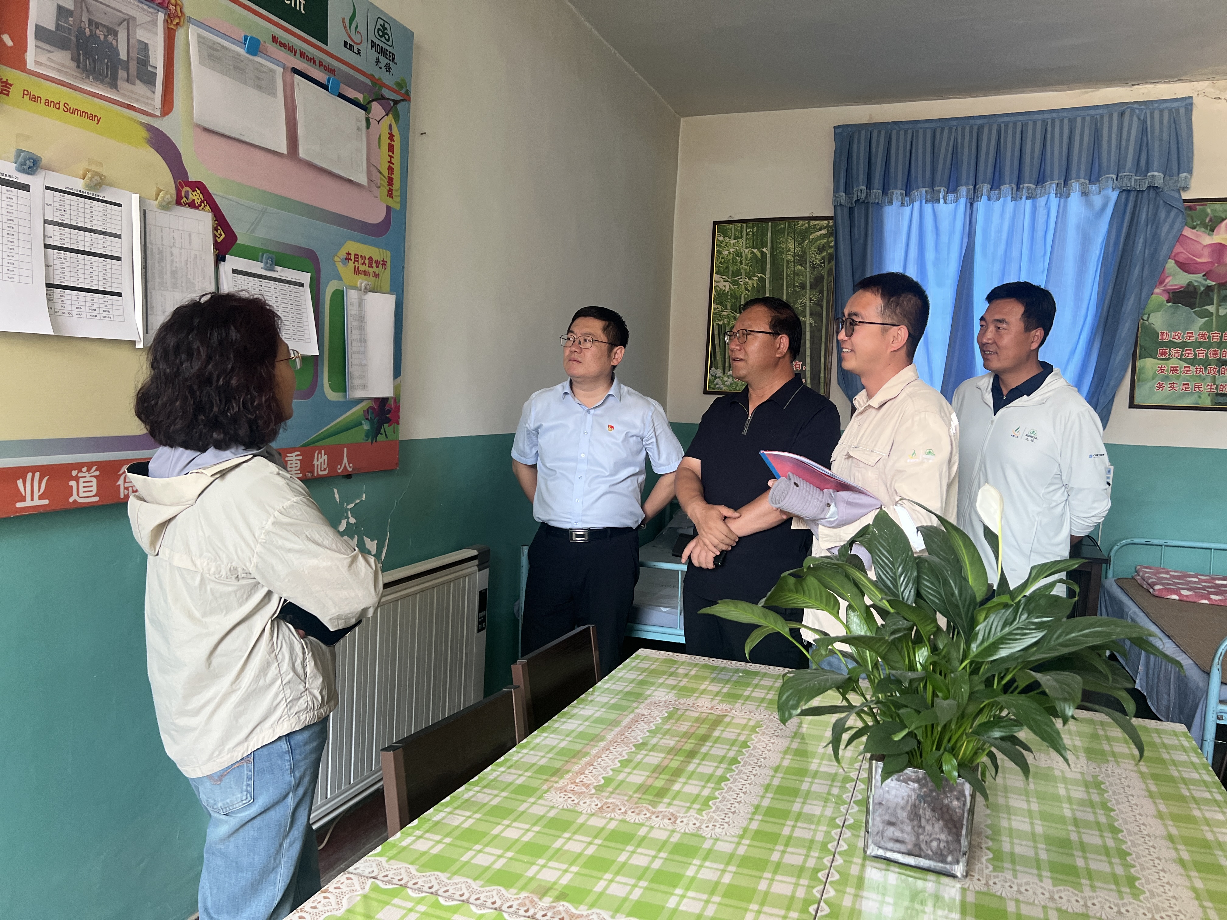 敦煌種業(yè)開(kāi)展“夏送清涼”慰問(wèn)活動(dòng)